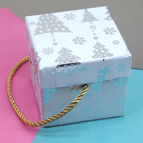 Коробка белая с елкой 9х9х8см