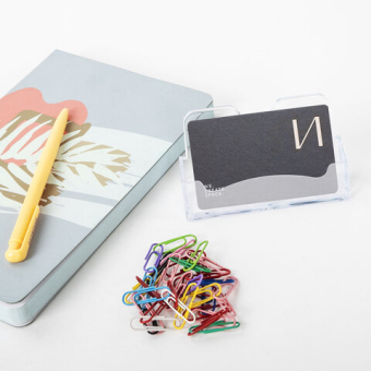 картинка Подставка для визиток настольная BRAUBERG CLASSIC 40х100х55 мм, на 50 визиток, прозрачная, 238103 от магазина МОЛТИ