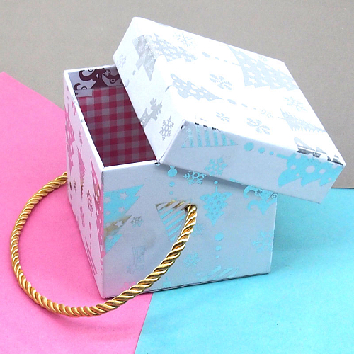 Коробка белая с елкой 10х11х11см