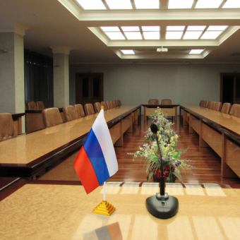 картинка Флаг России настольный 14х21 см, без герба, BRAUBERG/STAFF, 550184, RU22 от магазина МОЛТИ