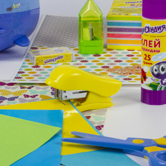 картинка Степлер №24/6, 26/6 МИНИ ЮНЛАНДИЯ "Дельфин", до 20 листов + скобы 24/6 1000 шт., ассорти, блистер, 228597 от магазина МОЛТИ