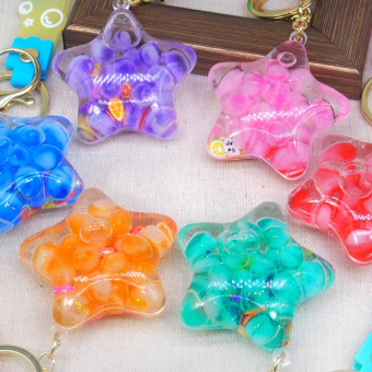 картинка Брелок водный яркий ВД2311--6-З (12)  Звезда с браслетом (шарики и ягодки) пластик 6х2х5,5см  от магазина МОЛТИ