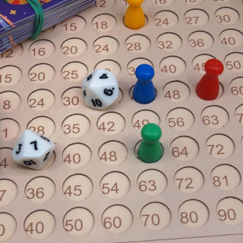 картинка Таблицы 2745-1/31405 на сложение и умножения с карточками и кубиками в коробке 23х3х24,5см картон от магазина МОЛТИ