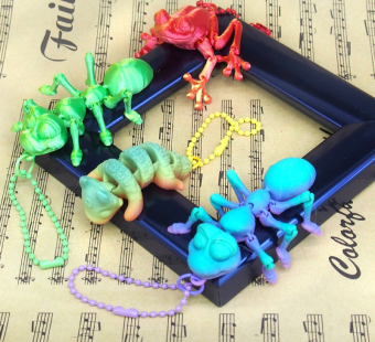 картинка Подвеска1689-2/3/4/5 костяные подвижные муравей/ящерка/рак/лягушка пластик 2х6х3см от магазина МОЛТИ