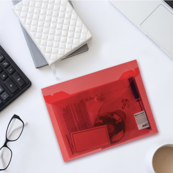 картинка Папка-конверт с кнопкой МАЛОГО ФОРМАТА (240х190 мм), А5, прозрачная, красная, 0,18 мм, BRAUBERG, 224026 от магазина МОЛТИ